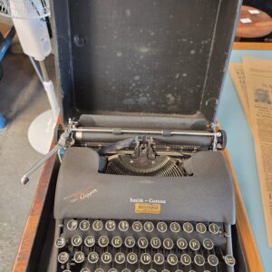 Fully Functional Vintage Typewriter – Complete Set with Case & Ribbon