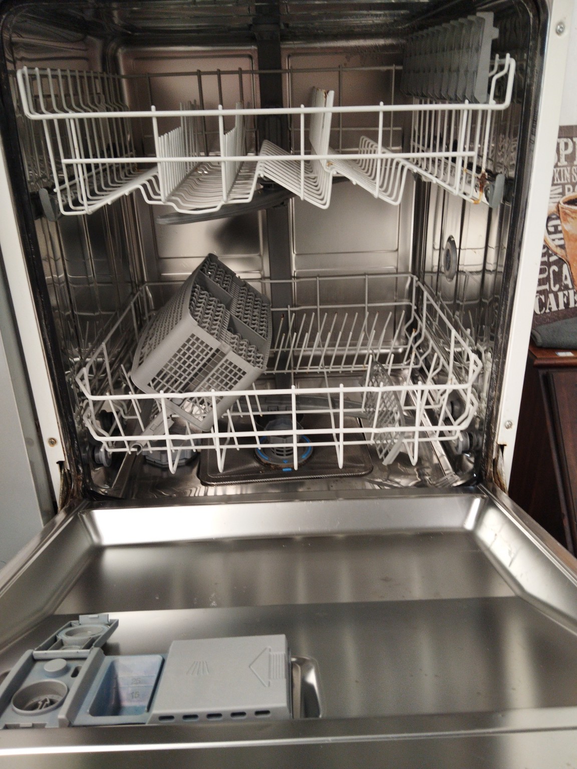 BOSCH FULL-SIZE WHITE FREESTANDING DISHWASHER WITH STAINLESS STEEL INTERIOR - Image 2