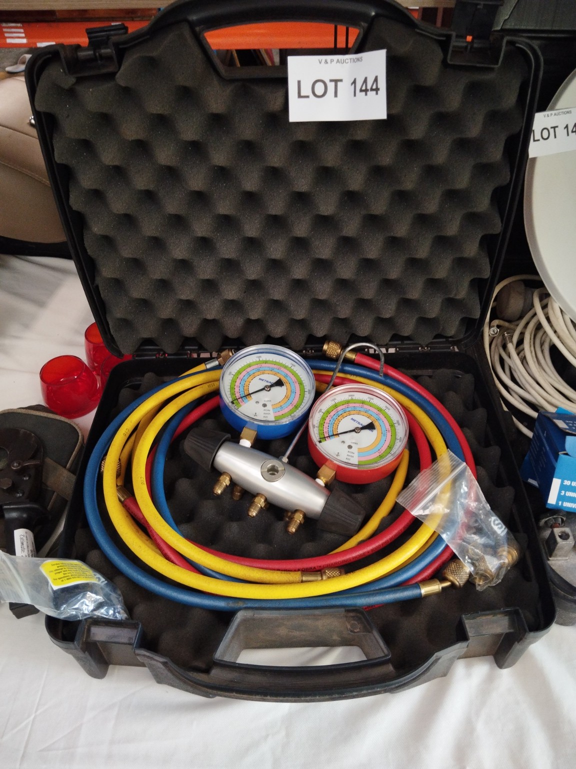 JB Industries ZB Series 2-Valve HVAC Refrigeration Manifold Gauge Set with Hoses & Carry Case - Image 3