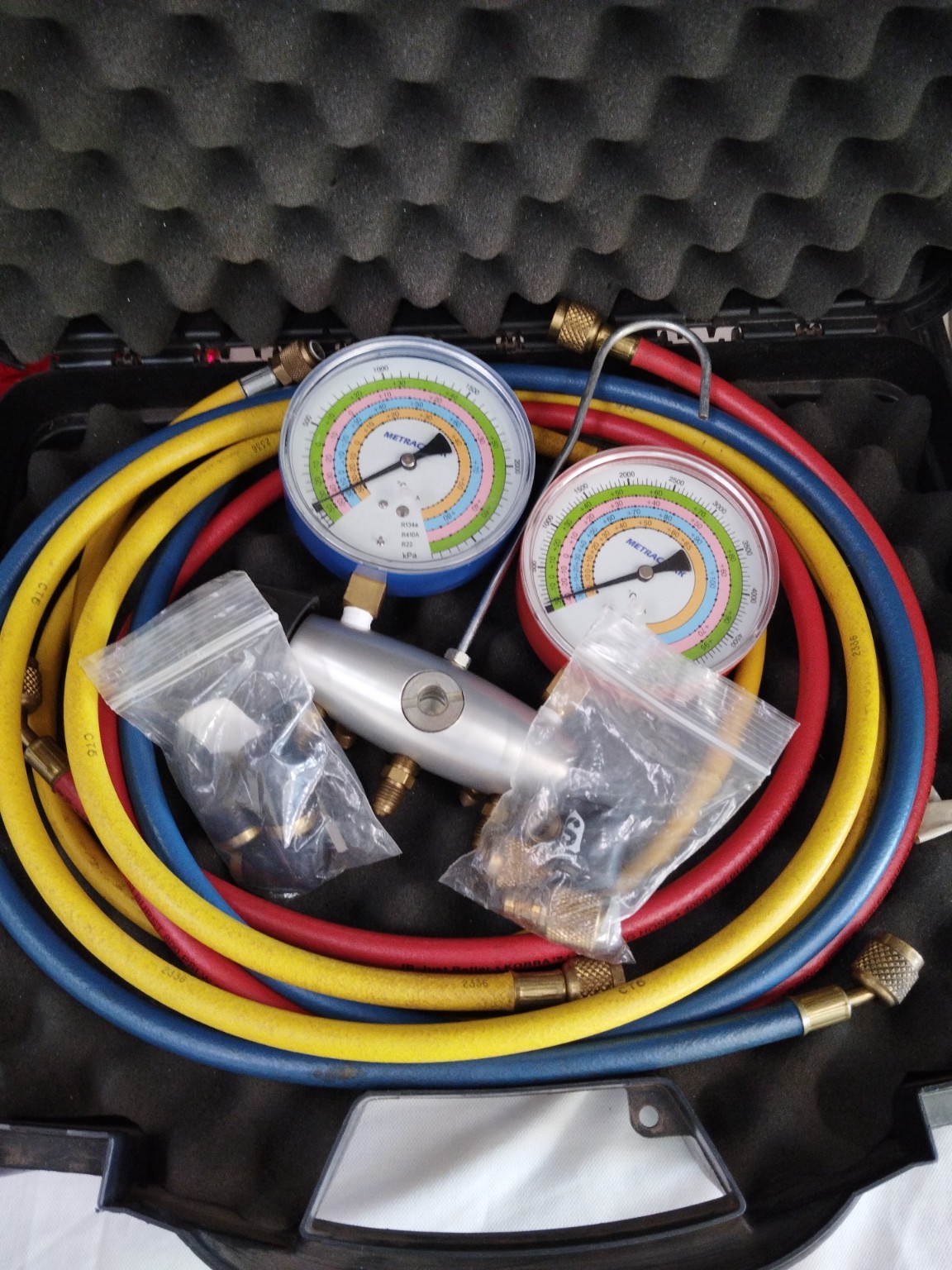 JB Industries ZB Series 2-Valve HVAC Refrigeration Manifold Gauge Set with Hoses & Carry Case