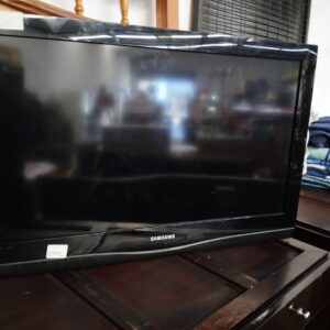 Samsung 32" LCD Flat Screen Television with Remote – Tested Working