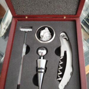 4-piece wine accessory gift set